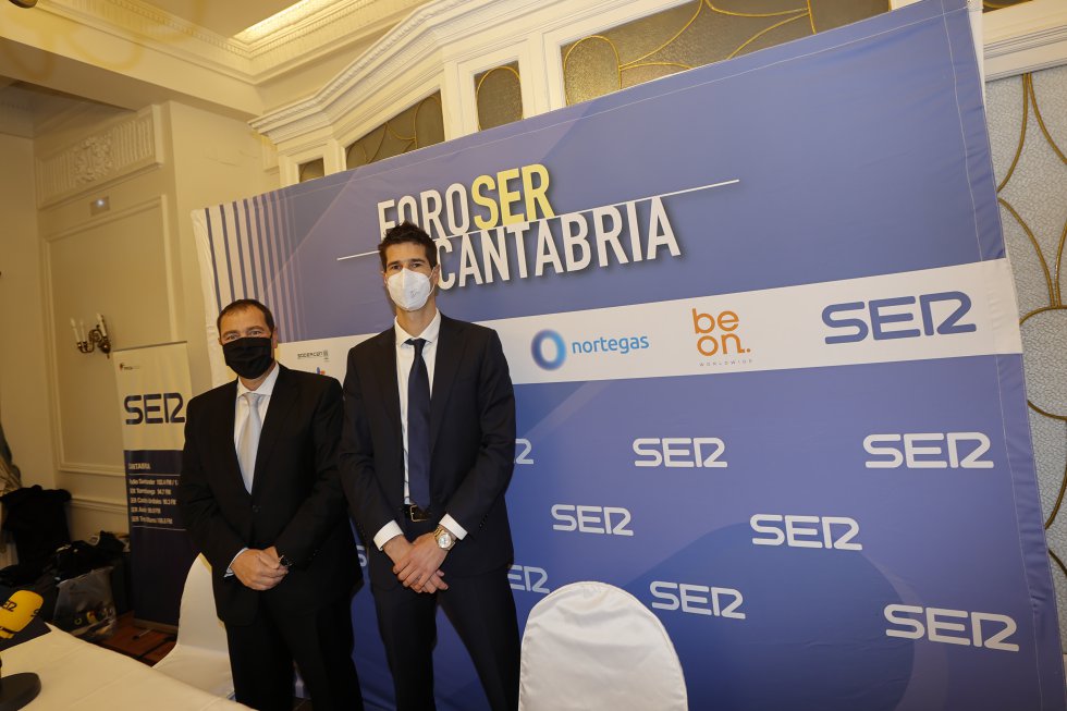 Jordi Finazzi, director de la cadena SER en Cantabria, y Javier Benito, gerente de Telefónica para el País Vasco y Cantabria. Jordi Finazzi, director de la cadena SER en Cantabria, y Javier Benito, gerente de Telefónica para el País Vasco y Cantabria.