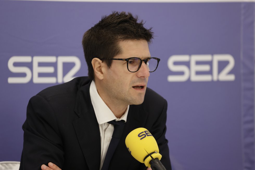 Javier Benito es Ingeniero Industrial, especializado en Automática y Electrónica por la Universidad Pública de Navarra. Javier Benito es Ingeniero Industrial, especializado en Automática y Electrónica por la Universidad Pública de Navarra.