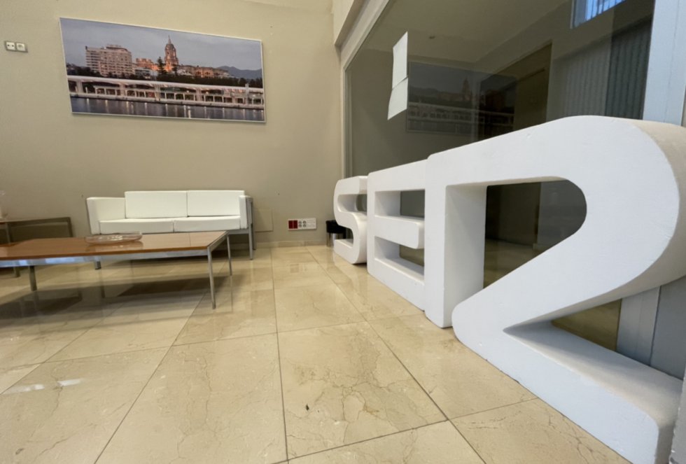 La marca SER luce en la entrada del centro de producción de Málaga La marca SER luce en la entrada del centro de producción de Málaga