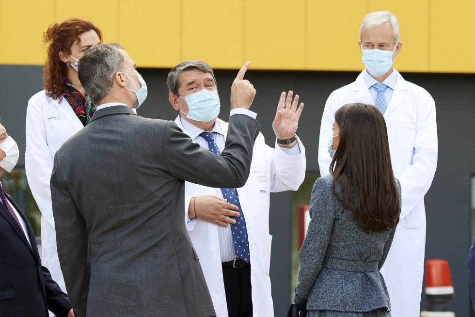 TOLEDO, SPAIN - NOVEMBER 16: King Felipe VI of Spain and Queen Letizia of Spain inaugurate the University Hospital of Toledo on November 16, 2020 in Toledo, Spain. (Photo by Carlos Alvarez/Getty Images) TOLEDO, SPAIN - NOVEMBER 16: King Felipe VI of Spain and Queen Letizia of Spain inaugurate the University Hospital of Toledo on November 16, 2020 in Toledo, Spain. (Photo by Carlos Alvarez/Getty Images)