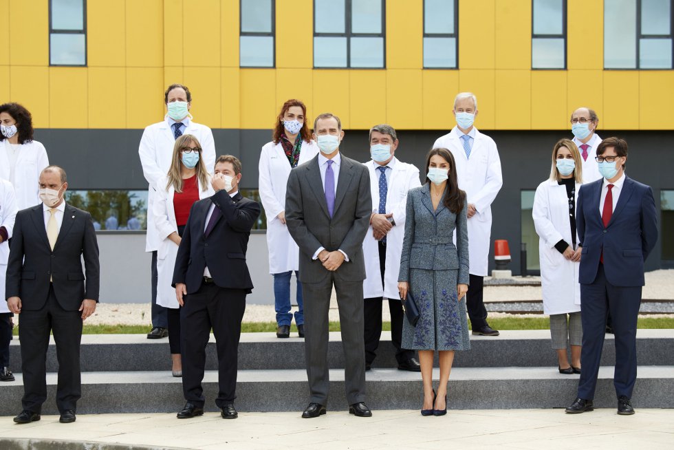 TOLEDO, SPAIN - NOVEMBER 16: King Felipe VI of Spain and Queen Letizia of Spain inaugurate the University Hospital of Toledo on November 16, 2020 in Toledo, Spain. (Photo by Carlos Alvarez/Getty Images) TOLEDO, SPAIN - NOVEMBER 16: King Felipe VI of Spain and Queen Letizia of Spain inaugurate the University Hospital of Toledo on November 16, 2020 in Toledo, Spain. (Photo by Carlos Alvarez/Getty Images)