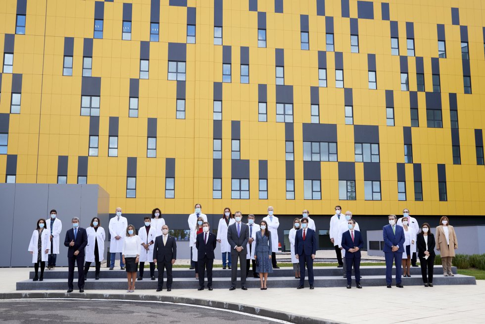 TOLEDO, SPAIN - NOVEMBER 16: King Felipe VI of Spain and Queen Letizia of Spain inaugurate the University Hospital of Toledo on November 16, 2020 in Toledo, Spain. (Photo by Carlos Alvarez/Getty Images) TOLEDO, SPAIN - NOVEMBER 16: King Felipe VI of Spain and Queen Letizia of Spain inaugurate the University Hospital of Toledo on November 16, 2020 in Toledo, Spain. (Photo by Carlos Alvarez/Getty Images)