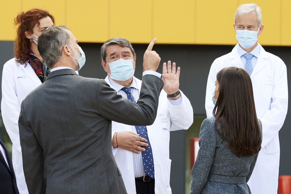 TOLEDO, SPAIN - NOVEMBER 16: King Felipe VI of Spain and Queen Letizia of Spain inaugurate the University Hospital of Toledo on November 16, 2020 in Toledo, Spain. (Photo by Carlos Alvarez/Getty Images) TOLEDO, SPAIN - NOVEMBER 16: King Felipe VI of Spain and Queen Letizia of Spain inaugurate the University Hospital of Toledo on November 16, 2020 in Toledo, Spain. (Photo by Carlos Alvarez/Getty Images)