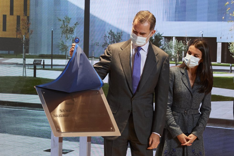 TOLEDO, SPAIN - NOVEMBER 16: King Felipe VI of Spain and Queen Letizia of Spain inaugurate the University Hospital of Toledo on November 16, 2020 in Toledo, Spain. (Photo by Carlos Alvarez/Getty Images) TOLEDO, SPAIN - NOVEMBER 16: King Felipe VI of Spain and Queen Letizia of Spain inaugurate the University Hospital of Toledo on November 16, 2020 in Toledo, Spain. (Photo by Carlos Alvarez/Getty Images)