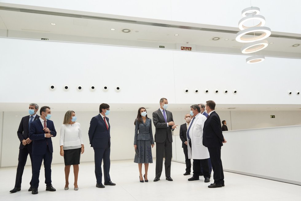 TOLEDO, SPAIN - NOVEMBER 16: King Felipe VI of Spain and Queen Letizia of Spain inaugurate the University Hospital of Toledo on November 16, 2020 in Toledo, Spain. (Photo by Carlos Alvarez/Getty Images) TOLEDO, SPAIN - NOVEMBER 16: King Felipe VI of Spain and Queen Letizia of Spain inaugurate the University Hospital of Toledo on November 16, 2020 in Toledo, Spain. (Photo by Carlos Alvarez/Getty Images)