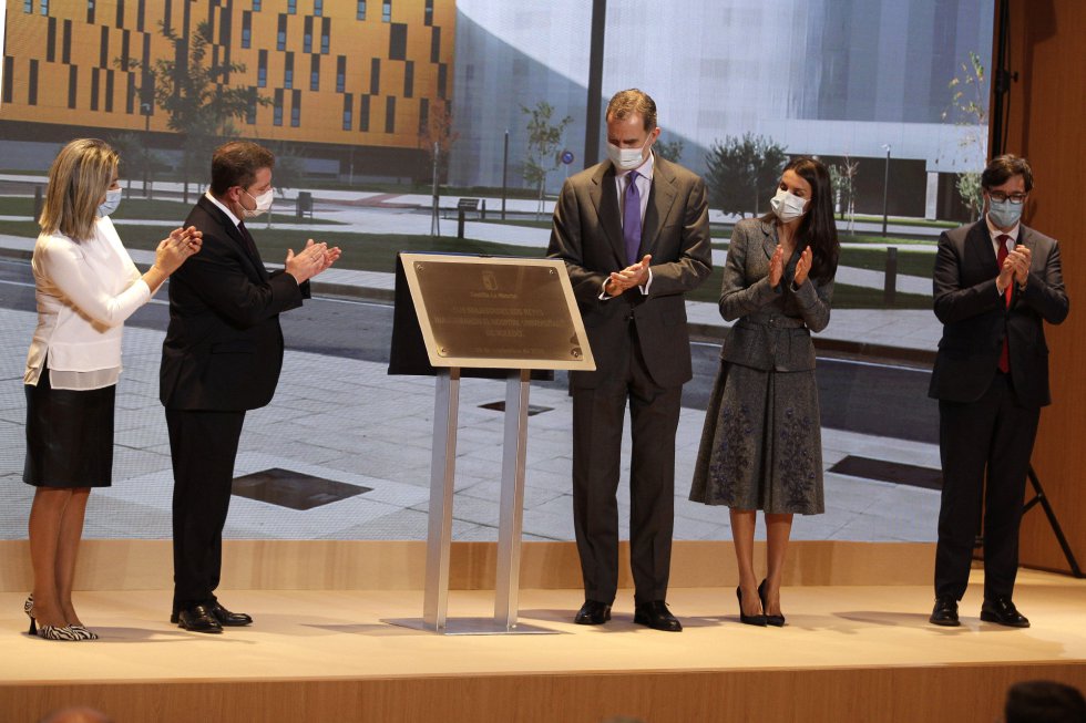Los reyes Felipe VI y Letizia llegando a la visita inaugural al nuevo Hospital Universitario de Toledo y saludando al presindete de Castilla la Mancha, Emiliano García-Paje, en Castilla-La Mancha (España), a 16 de noviembre de 2020. Se concluye hoy un proceso que comenzó hace 14 años, ya que fue en enero de 2006 cuando la Junta de Castilla-La Mancha convocó el concurso para la construcción del hospital, con un presupuesto base de licitación de 370.944.480,73 euros, e ideado con 774 habitaciones individuales, 36 quirófanos, 200 consultas y 36 especialidades médicas.
REINA;LETIZIA;FELIPE VI;REY;HOSPITAL;INAUGURACION;VESTIDO;GRIS;FALDA;BOLSO;FLORES;16 NOVIEMBRE 2020
Antonio Gutiérrez / Europa Press
16/11/2020 Los reyes Felipe VI y Letizia llegando a la visita inaugural al nuevo Hospital Universitario de Toledo y saludando al presindete de Castilla la Mancha, Emiliano García-Paje, en Castilla-La Mancha (España), a 16 de noviembre de 2020. Se concluye hoy un proceso que comenzó hace 14 años, ya que fue en enero de 2006 cuando la Junta de Castilla-La Mancha convocó el concurso para la construcción del hospital, con un presupuesto base de licitación de 370.944.480,73 euros, e ideado con 774 habitaciones individuales, 36 quirófanos, 200 consultas y 36 especialidades médicas.
REINA;LETIZIA;FELIPE VI;REY;HOSPITAL;INAUGURACION;VESTIDO;GRIS;FALDA;BOLSO;FLORES;16 NOVIEMBRE 2020
Antonio Gutiérrez / Europa Press
16/11/2020