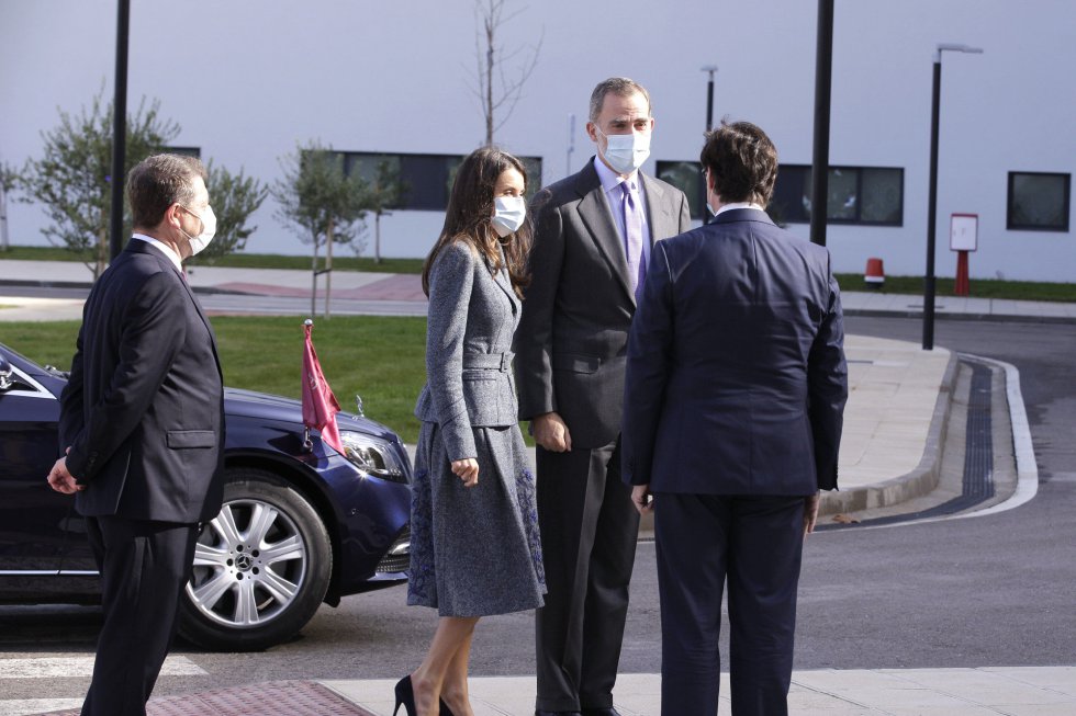 Los reyes Felipe VI y Letizia llegando a la visita inaugural al nuevo Hospital Universitario de Toledo y saludando al presindete de Castilla la Mancha, Emiliano García-Paje, en Castilla-La Mancha (España), a 16 de noviembre de 2020. Se concluye hoy un proceso que comenzó hace 14 años, ya que fue en enero de 2006 cuando la Junta de Castilla-La Mancha convocó el concurso para la construcción del hospital, con un presupuesto base de licitación de 370.944.480,73 euros, e ideado con 774 habitaciones individuales, 36 quirófanos, 200 consultas y 36 especialidades médicas.
REINA;LETIZIA;FELIPE VI;REY;HOSPITAL;INAUGURACION;VESTIDO;GRIS;FALDA;BOLSO;FLORES;16 NOVIEMBRE 2020
Antonio Gutiérrez / Europa Press
16/11/2020 Los reyes Felipe VI y Letizia llegando a la visita inaugural al nuevo Hospital Universitario de Toledo y saludando al presindete de Castilla la Mancha, Emiliano García-Paje, en Castilla-La Mancha (España), a 16 de noviembre de 2020. Se concluye hoy un proceso que comenzó hace 14 años, ya que fue en enero de 2006 cuando la Junta de Castilla-La Mancha convocó el concurso para la construcción del hospital, con un presupuesto base de licitación de 370.944.480,73 euros, e ideado con 774 habitaciones individuales, 36 quirófanos, 200 consultas y 36 especialidades médicas.
REINA;LETIZIA;FELIPE VI;REY;HOSPITAL;INAUGURACION;VESTIDO;GRIS;FALDA;BOLSO;FLORES;16 NOVIEMBRE 2020
Antonio Gutiérrez / Europa Press
16/11/2020