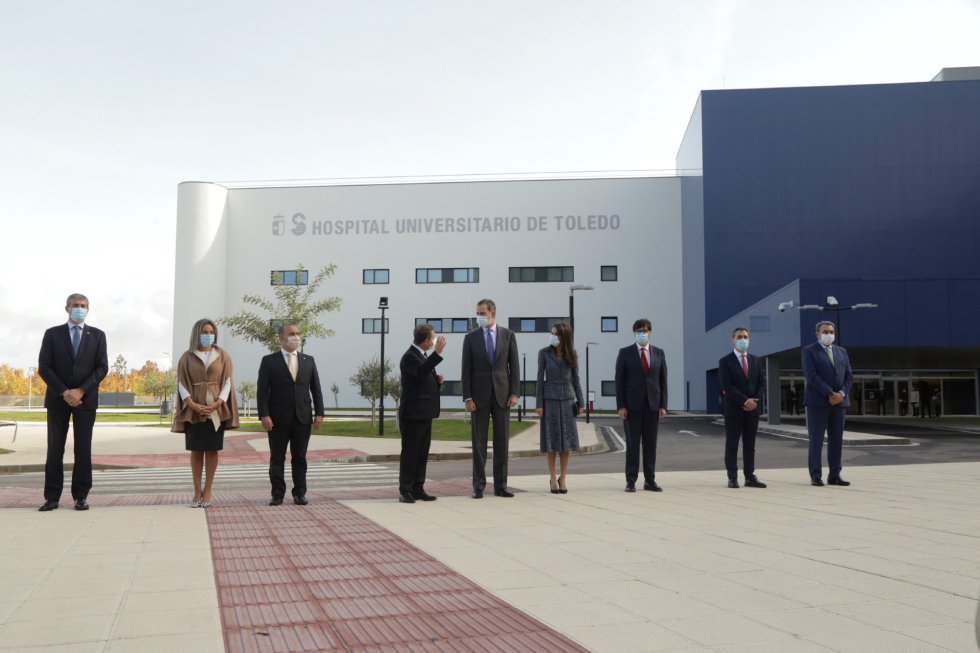 (I-D) El presidente de la Diputación de Toledo, Álvaro Gutiérrez; la alcaldesa de Toledo, Milagros Tolón; el presidente de las Cortes, Pablo Bellido; el presidente de Castilla-La Mancha, Emiliano García-Page; el rey Felipe VI; la reina Letizia; el ministro de Sanidad, Salvador Illa; y el delegado del Gobierno en Castilla-La Mancha, Francisco Tierraseca; durante la inauguración del nuevo Hospital Universitario de Toledo, en Castilla-La Mancha (España), a 16 de noviembre de 2020. Se concluye hoy un proceso que comenzó hace 14 años, ya que fue en enero de 2006 cuando la Junta de Castilla-La Mancha convocó el concurso para la construcción del hospital, con un presupuesto base de licitación de 370.944.480,73 euros, e ideado con 774 habitaciones individuales, 36 quirófanos, 200 consultas y 36 especialidades médicas.
16 NOVIEMBRE 2020;INAUGURACIÓN;SALUD;SANIDAD;CLM
Mario Triviño / Europa Press
16/11/2020 (I-D) El presidente de la Diputación de Toledo, Álvaro Gutiérrez; la alcaldesa de Toledo, Milagros Tolón; el presidente de las Cortes, Pablo Bellido; el presidente de Castilla-La Mancha, Emiliano García-Page; el rey Felipe VI; la reina Letizia; el ministro de Sanidad, Salvador Illa; y el delegado del Gobierno en Castilla-La Mancha, Francisco Tierraseca; durante la inauguración del nuevo Hospital Universitario de Toledo, en Castilla-La Mancha (España), a 16 de noviembre de 2020. Se concluye hoy un proceso que comenzó hace 14 años, ya que fue en enero de 2006 cuando la Junta de Castilla-La Mancha convocó el concurso para la construcción del hospital, con un presupuesto base de licitación de 370.944.480,73 euros, e ideado con 774 habitaciones individuales, 36 quirófanos, 200 consultas y 36 especialidades médicas.
16 NOVIEMBRE 2020;INAUGURACIÓN;SALUD;SANIDAD;CLM
Mario Triviño / Europa Press
16/11/2020