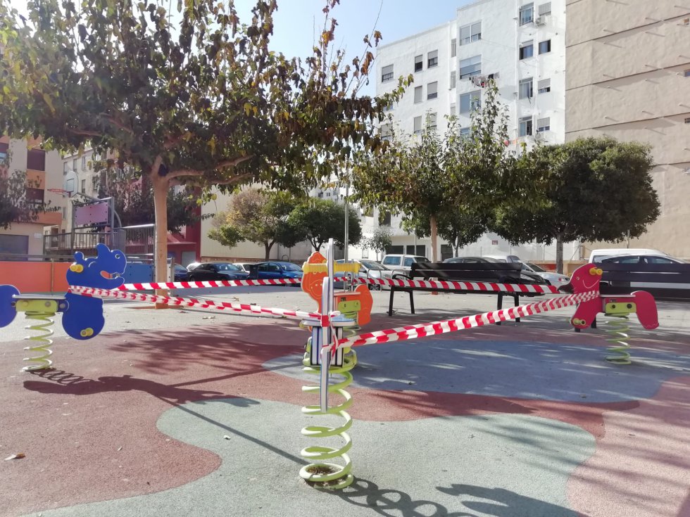 Castelló prohíbe usar los juegos infantiles en los espacios públicos hasta el 9 de diciembre Castelló prohíbe usar los juegos infantiles en los espacios públicos hasta el 9 de diciembre