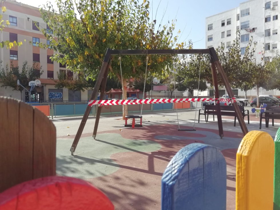 Castelló prohíbe usar los juegos infantiles en los espacios públicos hasta el 9 de diciembre Castelló prohíbe usar los juegos infantiles en los espacios públicos hasta el 9 de diciembre