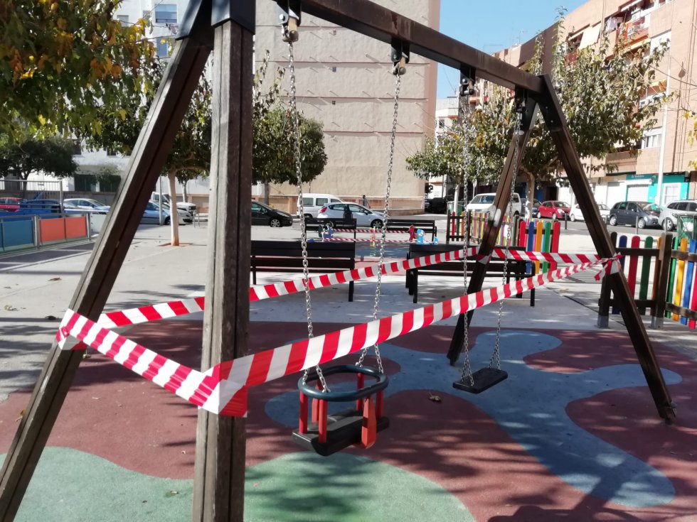Castelló prohíbe usar los juegos infantiles en los espacios públicos hasta el 9 de diciembre Castelló prohíbe usar los juegos infantiles en los espacios públicos hasta el 9 de diciembre
