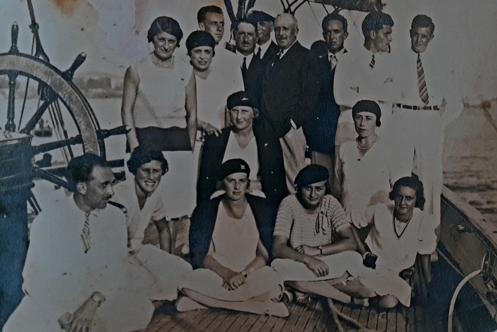 Echevarrieta con un grupo de amigos Echevarrieta con un grupo de amigos