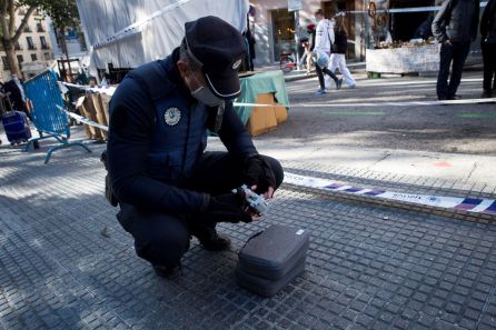 Un policía prepara un dron para vigilar el tradicional Rastro de Madrid este domingo