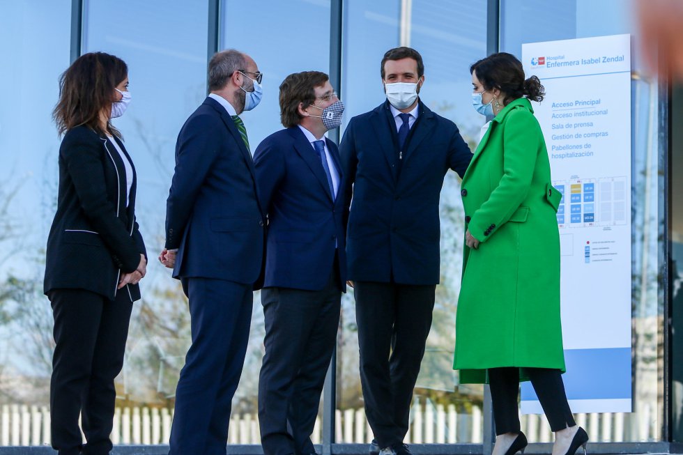 La presidenta de la Comunidad de Madrid, Isabel Díaz Ayuso (1d), acompañada del alcalde de Madrid, José Luis Martínez-Almeida (3d), del presidente del PP, Pablo Casado (2d) y de la secretaria de estado de Salud, Silvia Calzón (1i) preside la inauguración del Hospital Isabel Zendal, nuevo recurso de la sanidad pública madrileña. La presidenta de la Comunidad de Madrid, Isabel Díaz Ayuso (1d), acompañada del alcalde de Madrid, José Luis Martínez-Almeida (3d), del presidente del PP, Pablo Casado (2d) y de la secretaria de estado de Salud, Silvia Calzón (1i) preside la inauguración del Hospital Isabel Zendal, nuevo recurso de la sanidad pública madrileña.