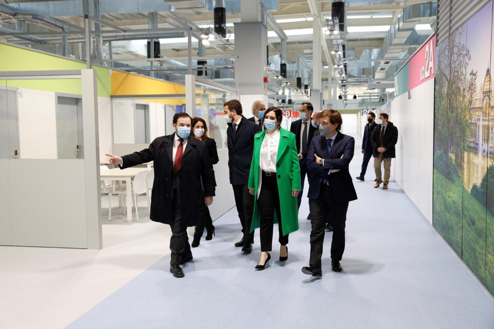 La presidenta madrileña, Isabel Díaz Ayuso, acompañada del líder del PP, Pablo Casado, el alcalde de Madrid, José Luis Martínez Almeida, Silvia Calzón, la secretaria de Estado de Sanidad, el vicepresidente regional, Ignacio Aguado y el consejero de Sanidad, Enrique Ruiz Escudero, durante su visita a las instalaciones del hospital de Emergencias Enfermera Isabel Zendal. La presidenta madrileña, Isabel Díaz Ayuso, acompañada del líder del PP, Pablo Casado, el alcalde de Madrid, José Luis Martínez Almeida, Silvia Calzón, la secretaria de Estado de Sanidad, el vicepresidente regional, Ignacio Aguado y el consejero de Sanidad, Enrique Ruiz Escudero, durante su visita a las instalaciones del hospital de Emergencias Enfermera Isabel Zendal.
