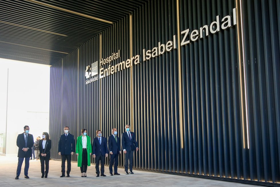 El vicepresidente de la comunidad, Ignacio Aguado; la secretaria de estado de Salud, Silvia Calzón; el presidente del PP, Pablo Casado; la presidenta de la Comunidad de Madrid, Isabel Díaz Ayuso; el alcalde de Madrid, José Luis Martínez Almeida; el presidente de la Asamblea de Madrid, Juan Trinidad; y el consejero de Sanidad, Enrique Ruiz Escudero, durante la inauguración del Hospital Isabel Zendal, nuevo recurso de la sanidad pública madrileña, en Madrid (España), a 1 de diciembre de 2020. Desde la Consejería de Sanidad de la Comunidad de Madrid, aseguran que el nuevo Hospital comenzará a recibir pacientes Covid "en breve" de otros hospitales en el pabellón número 2, que contará con 240 camas de hospitalización y 48 puestos de UCI. Al mismo tiempo que se abre este pabellón se constituirán las cuatro unidades multidisciplinares de las que dispondrá el centro: hospitalización convencional, cuidados intermedios, cuidados intensivos y apoyo y servicios centrales que incluye radiodiagnóstico, laboratorio, prevención de riesgos laborales, psicología clínica, farmacia, atención al paciente, servicios generales, trabajo social, fisioterapia, así como cualquier otra que se estime necesaria una vez iniciada la puesta en marcha esta nueva dotación asistencial. El vicepresidente de la comunidad, Ignacio Aguado; la secretaria de estado de Salud, Silvia Calzón; el presidente del PP, Pablo Casado; la presidenta de la Comunidad de Madrid, Isabel Díaz Ayuso; el alcalde de Madrid, José Luis Martínez Almeida; el presidente de la Asamblea de Madrid, Juan Trinidad; y el consejero de Sanidad, Enrique Ruiz Escudero, durante la inauguración del Hospital Isabel Zendal, nuevo recurso de la sanidad pública madrileña, en Madrid (España), a 1 de diciembre de 2020. Desde la Consejería de Sanidad de la Comunidad de Madrid, aseguran que el nuevo Hospital comenzará a recibir pacientes Covid "en breve" de otros hospitales en el pabellón número 2, que contará con 240 camas de hospitalización y 48 puestos de UCI. Al mismo tiempo que se abre este pabellón se constituirán las cuatro unidades multidisciplinares de las que dispondrá el centro: hospitalización convencional, cuidados intermedios, cuidados intensivos y apoyo y servicios centrales que incluye radiodiagnóstico, laboratorio, prevención de riesgos laborales, psicología clínica, farmacia, atención al paciente, servicios generales, trabajo social, fisioterapia, así como cualquier otra que se estime necesaria una vez iniciada la puesta en marcha esta nueva dotación asistencial.