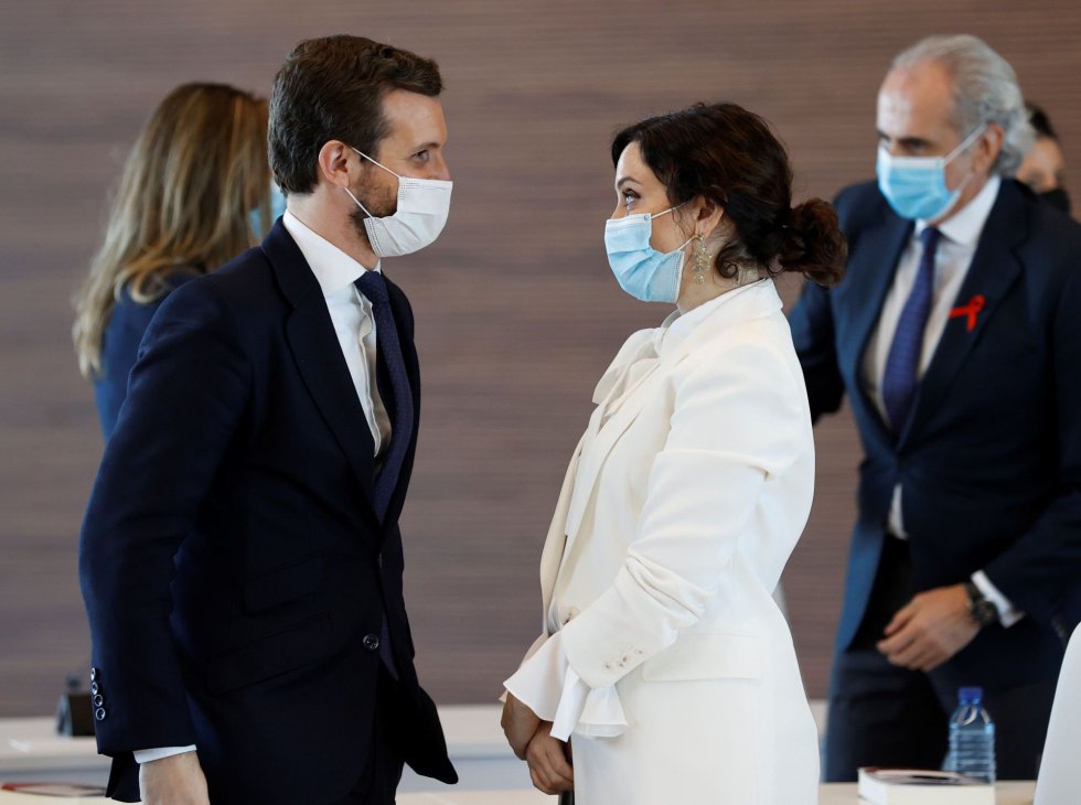 El presidente del PP, Pablo Casado (i) y la presidenta de la Comunidad de Madrid, Isabel Díaz Ayuso (d) durante el acto de inauguración del nuevo hospital de Emergencias Enfermera Isabel Zendal este martes. El presidente del PP, Pablo Casado (i) y la presidenta de la Comunidad de Madrid, Isabel Díaz Ayuso (d) durante el acto de inauguración del nuevo hospital de Emergencias Enfermera Isabel Zendal este martes.