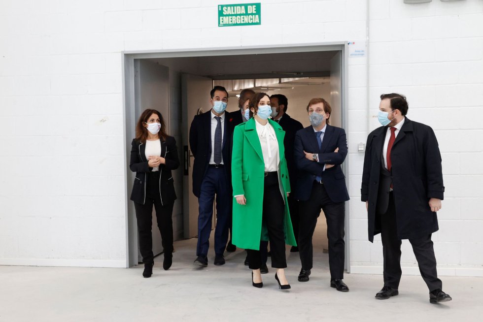 La secretaria de Estado de Sanidad, Silvia Calzón (i); la presidenta de la Comunidad de Madrid, Isabel Díaz Ayuso (3d); el alcalde de Madrid José Luis Martínez Almeida (2d) durante la inauguración del nuevo hospital de Emergencias Enfermera Isabel Zendal este martes. La secretaria de Estado de Sanidad, Silvia Calzón (i); la presidenta de la Comunidad de Madrid, Isabel Díaz Ayuso (3d); el alcalde de Madrid José Luis Martínez Almeida (2d) durante la inauguración del nuevo hospital de Emergencias Enfermera Isabel Zendal este martes.