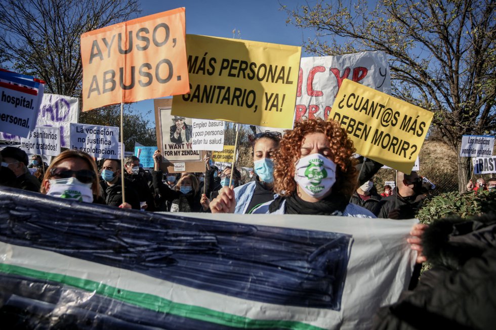 Varias personas se manifiestan con pancartas durante una concentración convocada por la plataforma Sanitarios Necesarios en la puerta del Hospital Enfermera Isabel Zendal el día de su apertura. Varias personas se manifiestan con pancartas durante una concentración convocada por la plataforma Sanitarios Necesarios en la puerta del Hospital Enfermera Isabel Zendal el día de su apertura.
