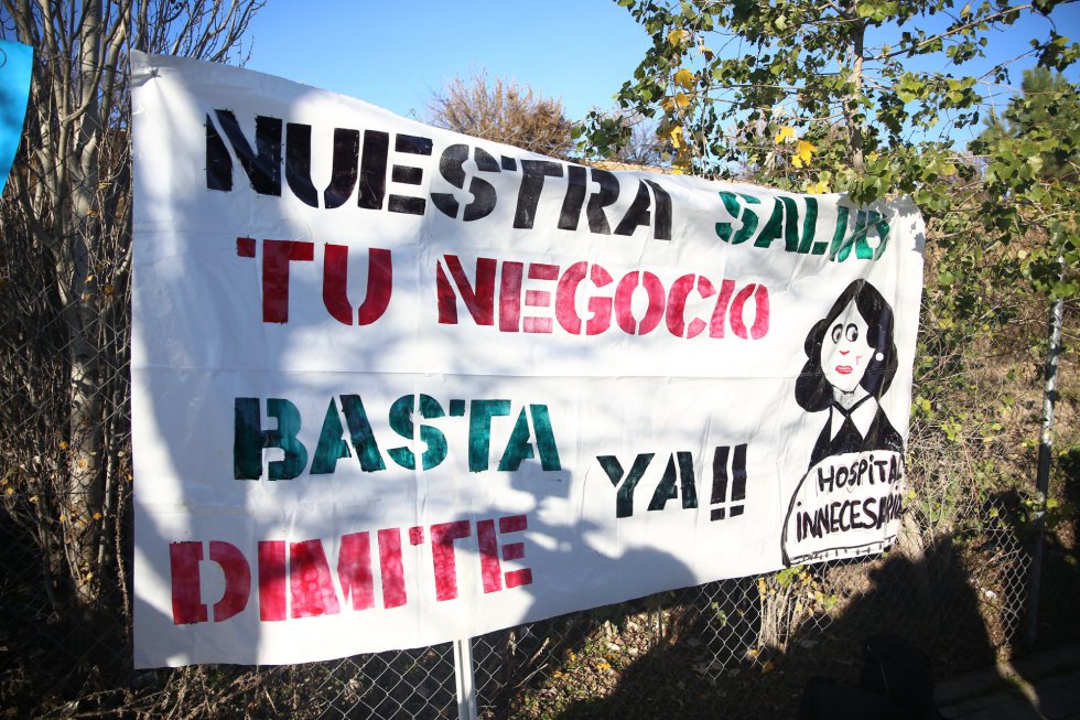 Pancarta reivindicativa en una concentración convocada por la plataforma Sanitarios Necesarios en la puerta del Hospital Enfermera Isabel Zendal. El colectivo quiere dejar patente su oposición a la apertura de esta infraestructura "sin terminar, sin pacientes, sin personal". Pancarta reivindicativa en una concentración convocada por la plataforma Sanitarios Necesarios en la puerta del Hospital Enfermera Isabel Zendal. El colectivo quiere dejar patente su oposición a la apertura de esta infraestructura "sin terminar, sin pacientes, sin personal".