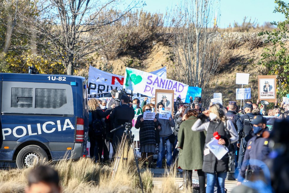 Varias personas se manifiestan con pancartas durante una concentración convocada por la plataforma Sanitarios Necesarios. Varias personas se manifiestan con pancartas durante una concentración convocada por la plataforma Sanitarios Necesarios.
