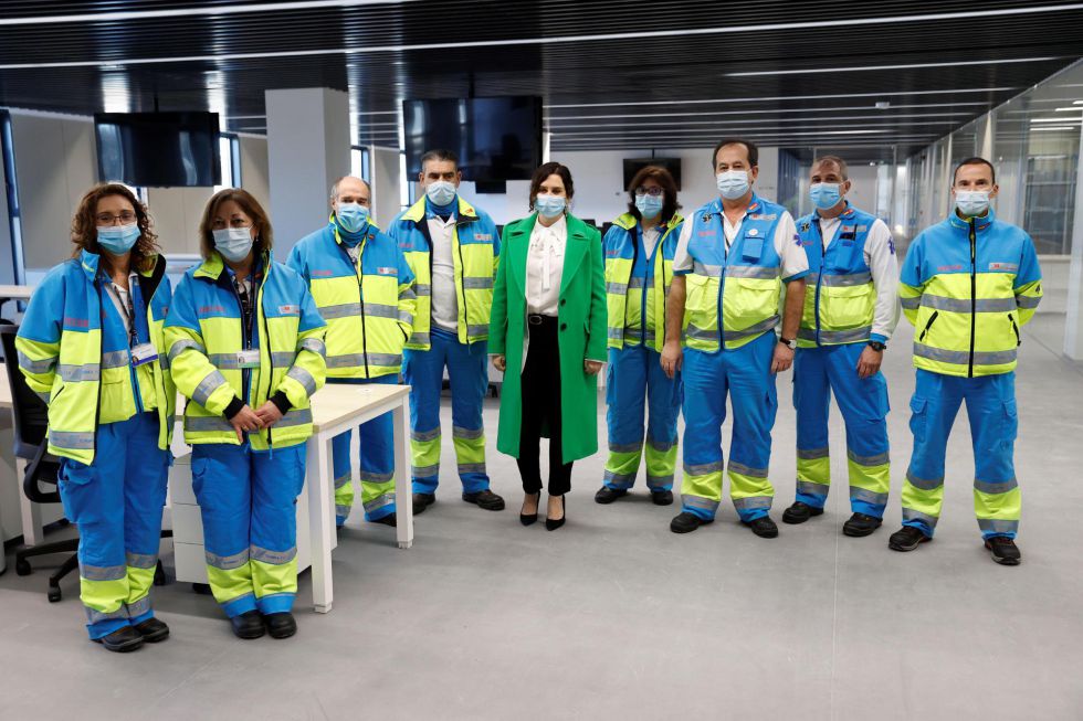 La presidenta madrileña, Isabel Díaz Ayuso, posa junto a varios sanitarios en el interior del hospital de Emergencias Enfermera Isabel Zendal, que se inaugura este martes. La presidenta madrileña, Isabel Díaz Ayuso, posa junto a varios sanitarios en el interior del hospital de Emergencias Enfermera Isabel Zendal, que se inaugura este martes.