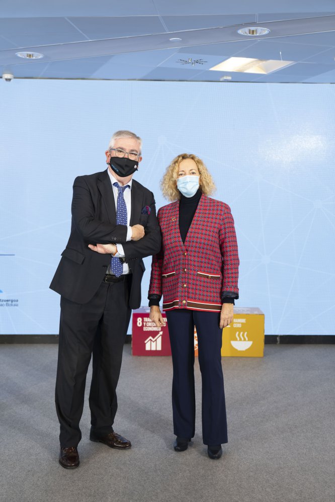 El presidente de UNICEF Comité País vasco, Isidro Elezgaray, y la directora de la Cadena SER en Euskadi, Begoña Marañón El presidente de UNICEF Comité País vasco, Isidro Elezgaray, y la directora de la Cadena SER en Euskadi, Begoña Marañón