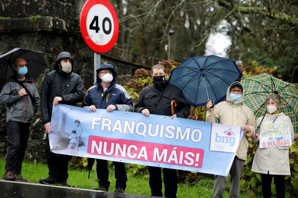 Un grupo de personas portan una pancarta frente al Pazo de Meirás en el día en el que debe pasar a manos del Estado tras 82 años con la familia del dictador Franco. Un grupo de personas portan una pancarta frente al Pazo de Meirás en el día en el que debe pasar a manos del Estado tras 82 años con la familia del dictador Franco.