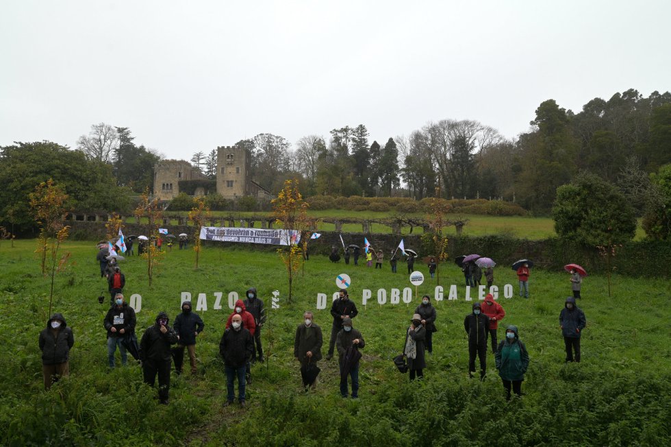 El BNG realiza un performance en las inmediaciones del pazo de Meirás el día de su entrega al Estado, en Sada, A Coruña. El BNG realiza un performance en las inmediaciones del pazo de Meirás el día de su entrega al Estado, en Sada, A Coruña.