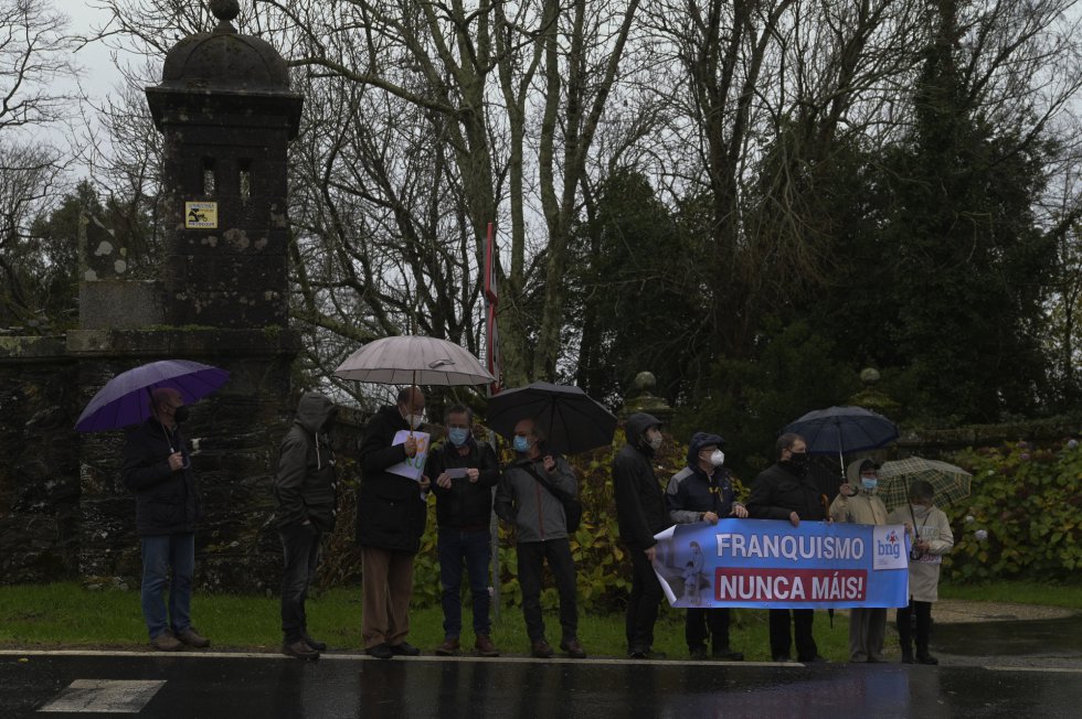 Varias personas se concentran con una pancarta en la que puede leerse 'Franquismo nunca máis' en el día de la entrega del pazo de Meirás al Estado. Varias personas se concentran con una pancarta en la que puede leerse 'Franquismo nunca máis' en el día de la entrega del pazo de Meirás al Estado.