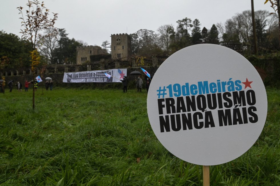 Cartel en el que se lee '#19deMeirás Franquismo Nunca Máis' durante un performance del BNG en las inmediaciones del pazo. Cartel en el que se lee '#19deMeirás Franquismo Nunca Máis' durante un performance del BNG en las inmediaciones del pazo.