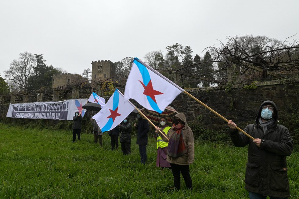 Manifestantes del BNG ondean la Estreleira en las inmediaciones del pazo de Meirás el día de su entrega al Estado. Manifestantes del BNG ondean la Estreleira en las inmediaciones del pazo de Meirás el día de su entrega al Estado.