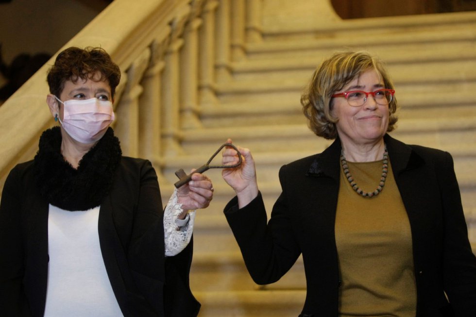 La abogada del Estado, Consuelo Castro Rey (d) hace entrega a la subsecretaria de Hacienda, María del Pilar Paneque Sosa, de las llaves del Pazo de Meirás en cumplimiento de la ejecución provisional de la sentencia que declara que este inmueble es propiedad pública, este jueves. La abogada del Estado, Consuelo Castro Rey (d) hace entrega a la subsecretaria de Hacienda, María del Pilar Paneque Sosa, de las llaves del Pazo de Meirás en cumplimiento de la ejecución provisional de la sentencia que declara que este inmueble es propiedad pública, este jueves.