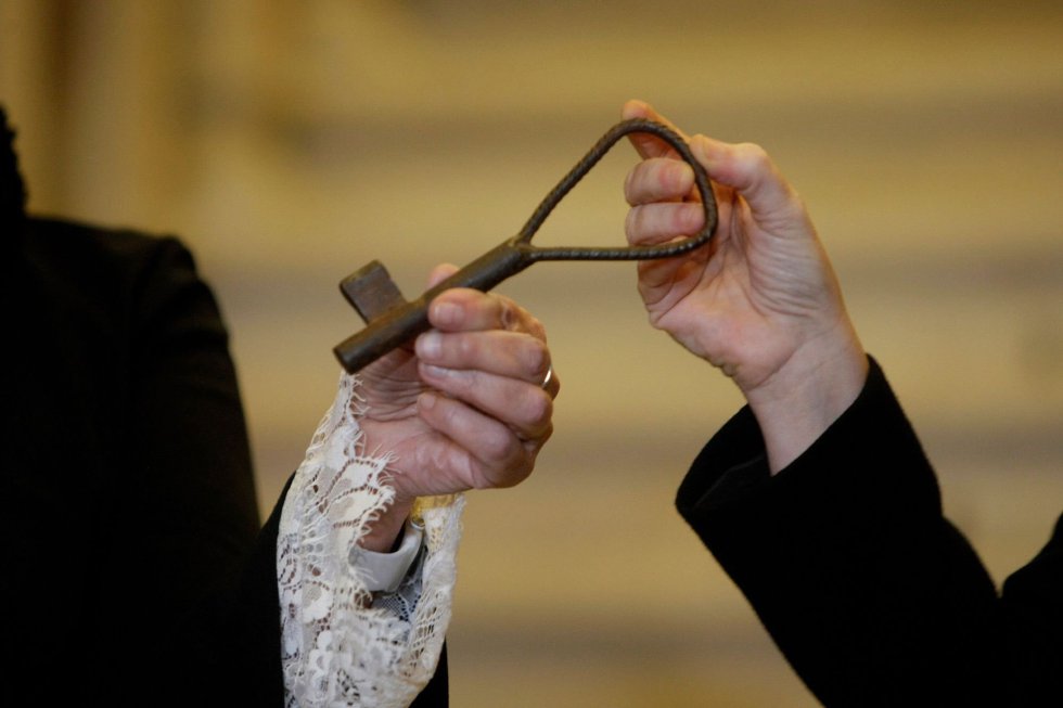 Detalle del acto de entrega de las llaves del Pazo de Meirás. Detalle del acto de entrega de las llaves del Pazo de Meirás.