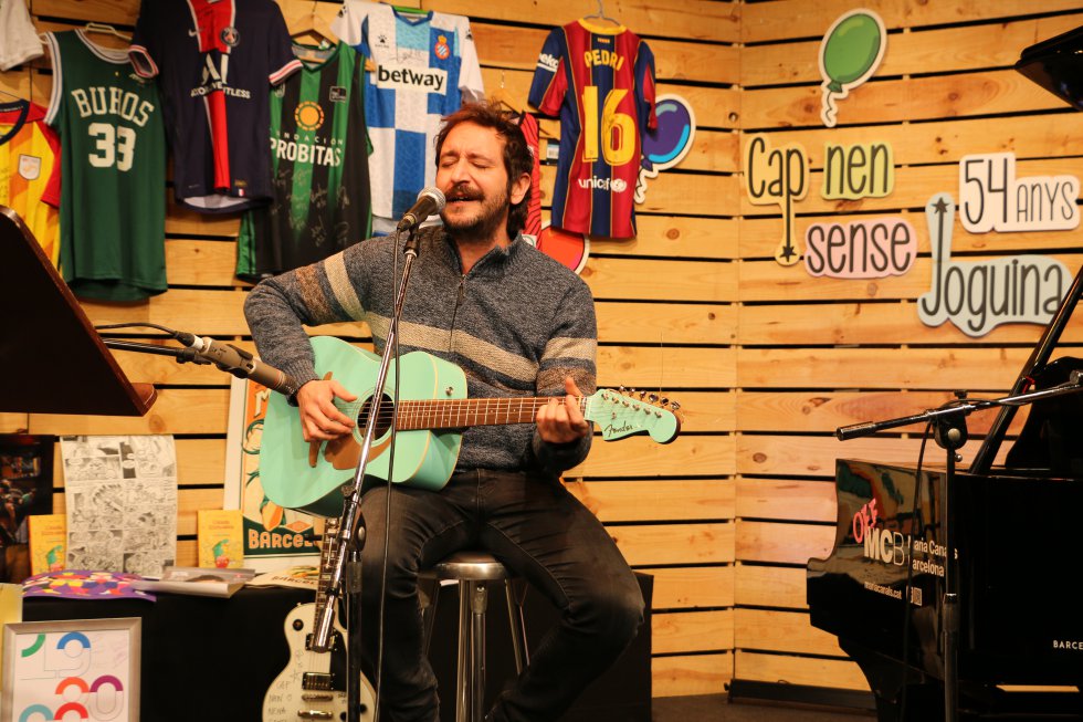 Litus va interpretar la cançó ‘Me’n vaig a peu’ de Joan Manuel Serrat Litus va interpretar la cançó ‘Me’n vaig a peu’ de Joan Manuel Serrat