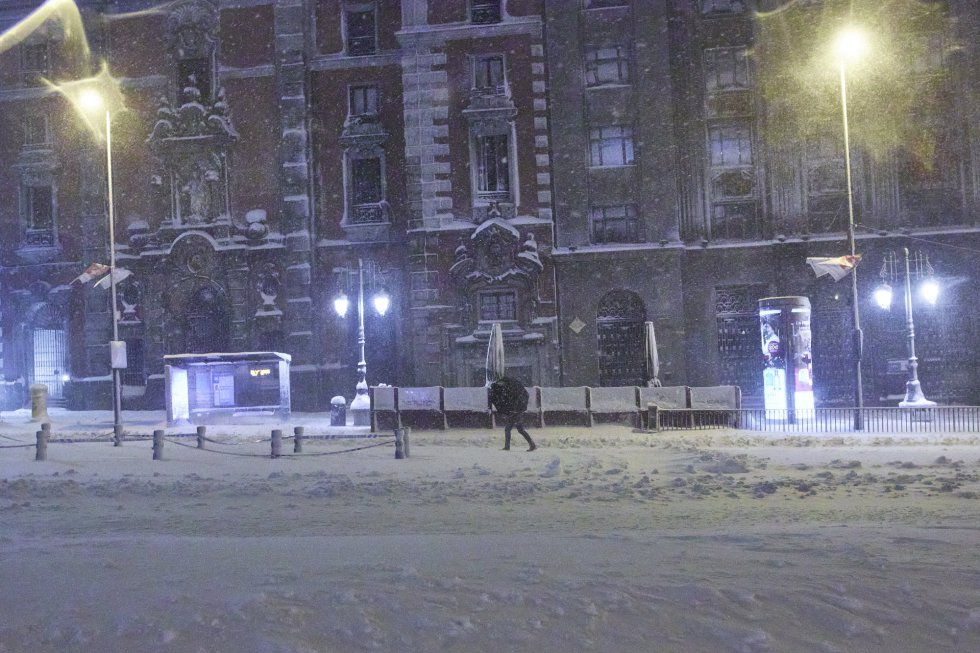 Calles del centro de Madrid cubierto de nieve tras el paso de la borrasca Filomena, en Madrid (España) a 9 de enero de 2021.La borrasca Filomena golpea con fuerza la capital, en la que se han cerrado al tráfico circunvalaciones y túneles. Las acumulaciones de nieve serán de 20 centímetros en las comunidades que se encuentran en aviso rojo por este fenómeno. Calles del centro de Madrid cubierto de nieve tras el paso de la borrasca Filomena, en Madrid (España) a 9 de enero de 2021.La borrasca Filomena golpea con fuerza la capital, en la que se han cerrado al tráfico circunvalaciones y túneles. Las acumulaciones de nieve serán de 20 centímetros en las comunidades que se encuentran en aviso rojo por este fenómeno.