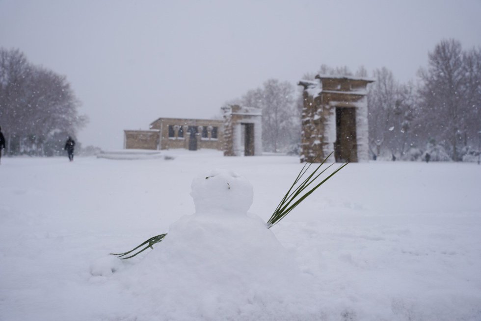 El Templo de Debod cubierto de nieve como resultado de la borrasca Filomena, en Madrid (España) a 9 de enero de 2021. El temporal de precipitación, frío y sobre todo de nevadas provocado por la borrasca 'Filomena' y que se agudizará este viernes y sábado, podría ser la antesala de la primera ola de frío de este año, según ha informado la Agencia Estatal de Meteorología que espera que la próxima semana el mercurio pueda bajar a temperaturas mínimas de -8 a -10 grados centígrados (ºC) en capitales de varias provincias del interior peninsular. El Templo de Debod cubierto de nieve como resultado de la borrasca Filomena, en Madrid (España) a 9 de enero de 2021. El temporal de precipitación, frío y sobre todo de nevadas provocado por la borrasca 'Filomena' y que se agudizará este viernes y sábado, podría ser la antesala de la primera ola de frío de este año, según ha informado la Agencia Estatal de Meteorología que espera que la próxima semana el mercurio pueda bajar a temperaturas mínimas de -8 a -10 grados centígrados (ºC) en capitales de varias provincias del interior peninsular.