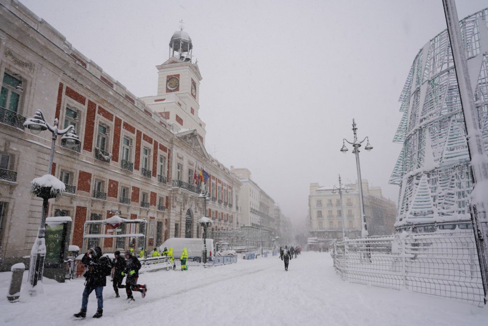 La Puerta del Sol cubierta de nieve como resultado de la borrasca Filomena, en Madrid (España) a 9 de enero de 2021. El temporal de precipitación, frío y sobre todo de nevadas provocado por la borrasca 'Filomena' y que se agudizará este viernes y sábado, podría ser la antesala de la primera ola de frío de este año, según ha informado la Agencia Estatal de Meteorología que espera que la próxima semana el mercurio pueda bajar a temperaturas mínimas de -8 a -10 grados centígrados (ºC) en capitales de varias provincias del interior peninsular. La Puerta del Sol cubierta de nieve como resultado de la borrasca Filomena, en Madrid (España) a 9 de enero de 2021. El temporal de precipitación, frío y sobre todo de nevadas provocado por la borrasca 'Filomena' y que se agudizará este viernes y sábado, podría ser la antesala de la primera ola de frío de este año, según ha informado la Agencia Estatal de Meteorología que espera que la próxima semana el mercurio pueda bajar a temperaturas mínimas de -8 a -10 grados centígrados (ºC) en capitales de varias provincias del interior peninsular.