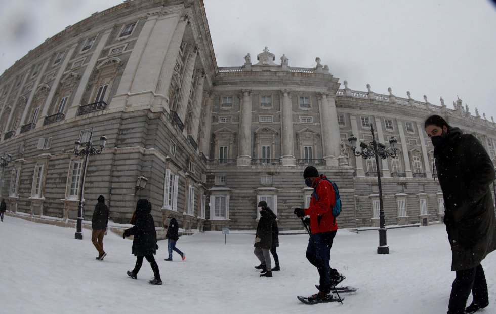 MADRID, 09/01/2021.- Esquí en las inmediaciones del Palacio Real, en Madrid, este sábado. La borrasca Filomena deja hoy toda España, salvo las ciudades autónomas de Ceuta y Melilla, en alerta por nieve, frío, lluvias, viento y fenómenos costeros, que alcanzan el nivel rojo debido a las nevadas en Madrid, Toledo, Cuenca, Guadalajara, Valencia, Castellón, Teruel, Zaragoza y Tarragona. MADRID, 09/01/2021.- Esquí en las inmediaciones del Palacio Real, en Madrid, este sábado. La borrasca Filomena deja hoy toda España, salvo las ciudades autónomas de Ceuta y Melilla, en alerta por nieve, frío, lluvias, viento y fenómenos costeros, que alcanzan el nivel rojo debido a las nevadas en Madrid, Toledo, Cuenca, Guadalajara, Valencia, Castellón, Teruel, Zaragoza y Tarragona.