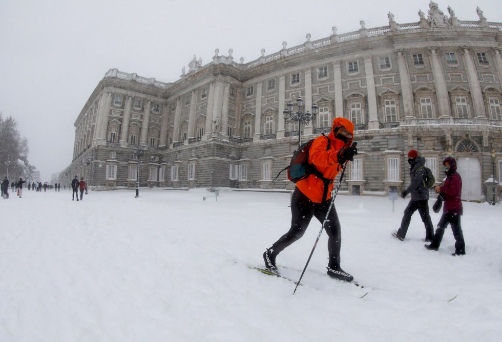 MADRID, 09/01/2021.- Esquí en las inmediaciones del Palacio Real, en Madrid, este sábado. La borrasca Filomena deja hoy toda España, salvo las ciudades autónomas de Ceuta y Melilla, en alerta por nieve, frío, lluvias, viento y fenómenos costeros, que alcanzan el nivel rojo debido a las nevadas en Madrid, Toledo, Cuenca, Guadalajara, Valencia, Castellón, Teruel, Zaragoza y Tarragona. MADRID, 09/01/2021.- Esquí en las inmediaciones del Palacio Real, en Madrid, este sábado. La borrasca Filomena deja hoy toda España, salvo las ciudades autónomas de Ceuta y Melilla, en alerta por nieve, frío, lluvias, viento y fenómenos costeros, que alcanzan el nivel rojo debido a las nevadas en Madrid, Toledo, Cuenca, Guadalajara, Valencia, Castellón, Teruel, Zaragoza y Tarragona.