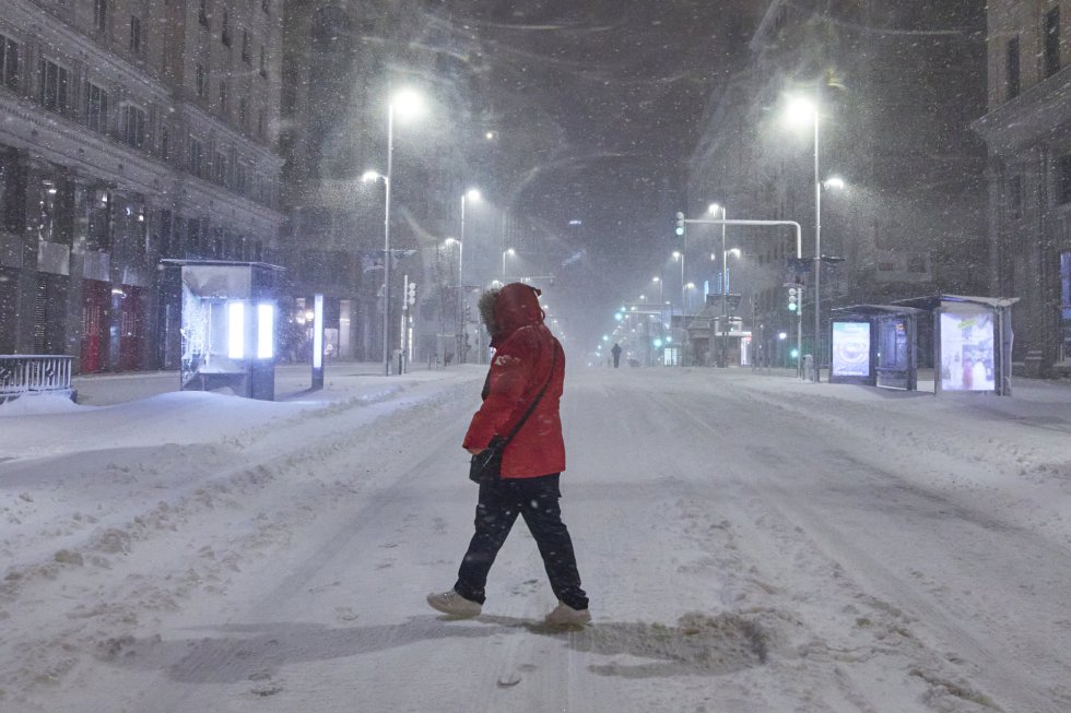 Gran Vía cubierta de nieve tras el paso de la borrasca Filomena, en Madrid (España). Gran Vía cubierta de nieve tras el paso de la borrasca Filomena, en Madrid (España).