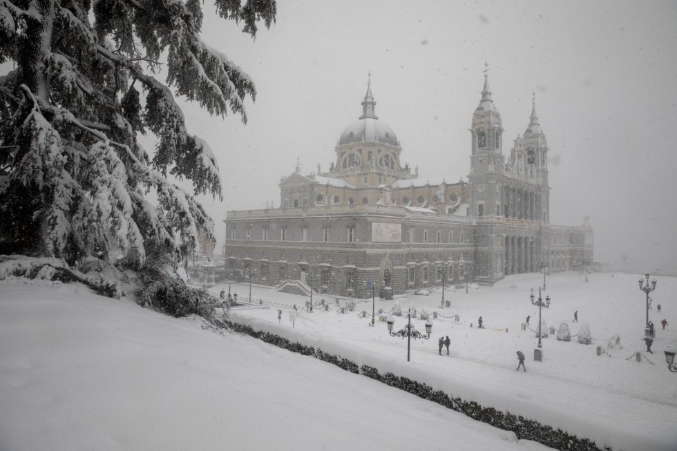 MADRID, SPAIN - JANUARY 09: People walk on the snow next to La Almudena Cathedral during heavy snowfall on January 09, 2021 in Madrid, Spain. Spain is on red alert for a second day due to storm Filomena, which has brought unusually cold weather and heavy snowfalls. The storm has caused cancelled services and transport disruption. (Photo by Pablo Blazquez Dominguez/Getty Images) MADRID, SPAIN - JANUARY 09: People walk on the snow next to La Almudena Cathedral during heavy snowfall on January 09, 2021 in Madrid, Spain. Spain is on red alert for a second day due to storm Filomena, which has brought unusually cold weather and heavy snowfalls. The storm has caused cancelled services and transport disruption. (Photo by Pablo Blazquez Dominguez/Getty Images)