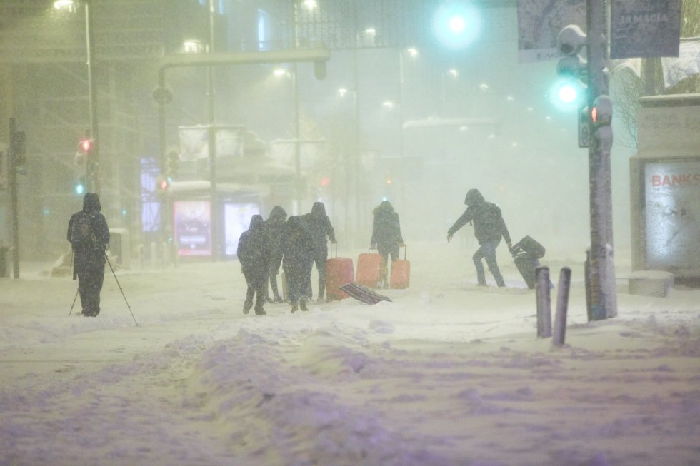 Calles cubiertas de nieve por la borrasca Filomena, en Pozuelo de Alarcón, Madrid (España) a 9 de enero de 2021.La borrasca Filomena golpea con fuerza la capital, en la que se han cerrado al tráfico circunvalaciones y túneles. Las acumulaciones de nieve serán de 20 centímetros en las comunidades que se encuentran en aviso rojo por este fenómeno. Calles cubiertas de nieve por la borrasca Filomena, en Pozuelo de Alarcón, Madrid (España) a 9 de enero de 2021.La borrasca Filomena golpea con fuerza la capital, en la que se han cerrado al tráfico circunvalaciones y túneles. Las acumulaciones de nieve serán de 20 centímetros en las comunidades que se encuentran en aviso rojo por este fenómeno.