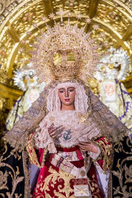 La Esperanza de Triana ante las imágenes de Santa Ana, la Virgen y el Niño La Esperanza de Triana ante las imágenes de Santa Ana, la Virgen y el Niño