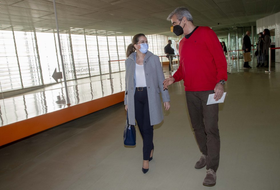 Carles Francino habla con la alcaldesa, Ana Belén Castejón, a su llegada al Batel Carles Francino habla con la alcaldesa, Ana Belén Castejón, a su llegada al Batel