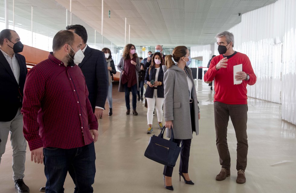 Carles Francino habla con la alcaldesa, Ana Belén Castejón, a su llegada al Batel ante la mirada de Javier Ruiz, director de contenidos de la Cadena SER en la Región de Murcia Carles Francino habla con la alcaldesa, Ana Belén Castejón, a su llegada al Batel ante la mirada de Javier Ruiz, director de contenidos de la Cadena SER en la Región de Murcia