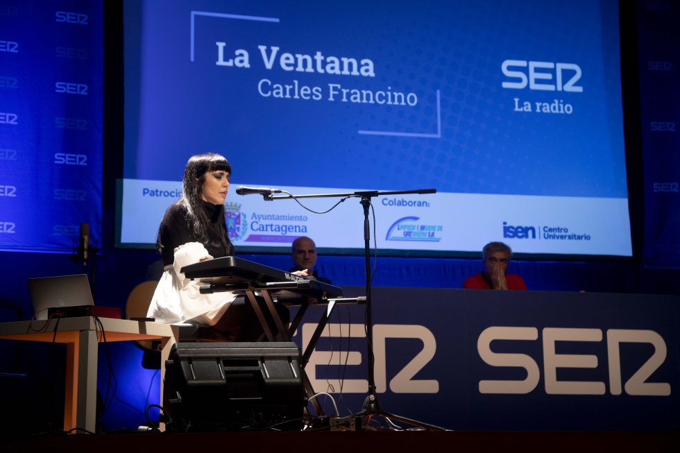 María de Juan también puso su voz en directo María de Juan también puso su voz en directo