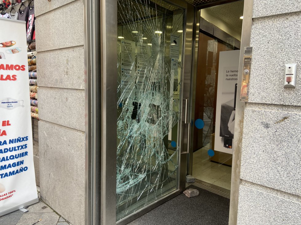 Algunos manifestantes apedrearon las puertas de comercios del centro. Algunos manifestantes apedrearon las puertas de comercios del centro.