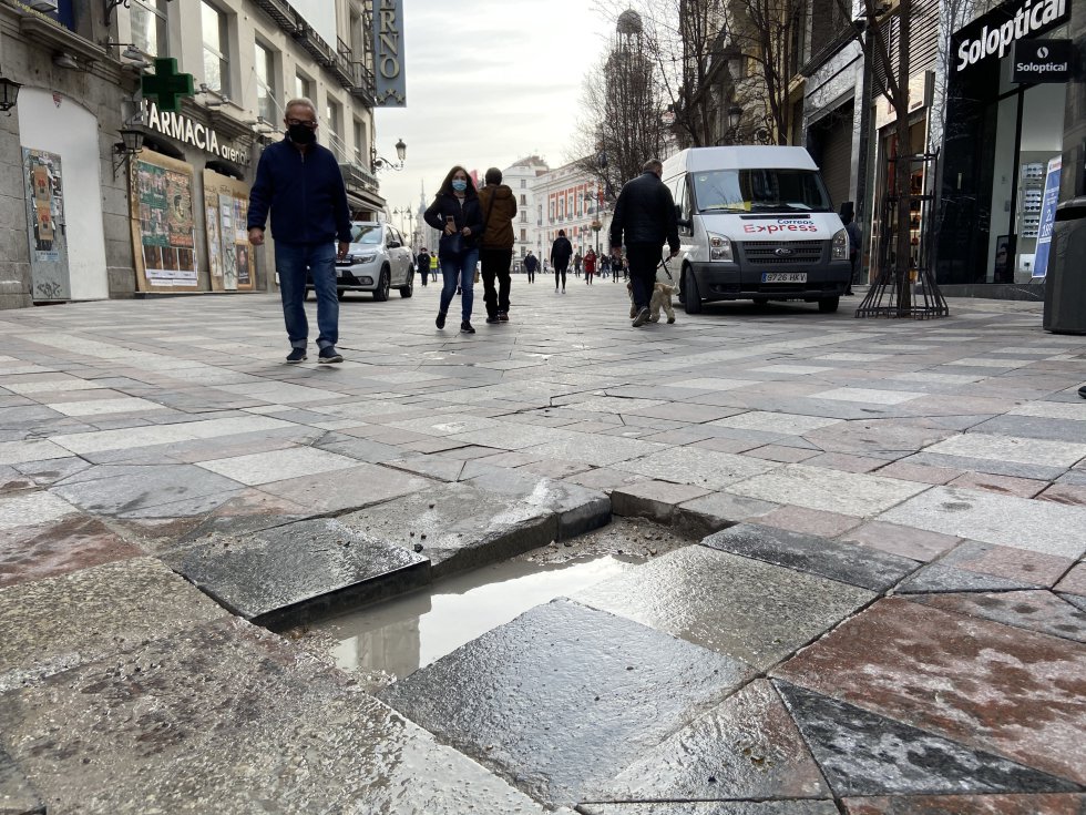 Adoquines de las calles fueron empleados como objetos arrojadizos. Adoquines de las calles fueron empleados como objetos arrojadizos.