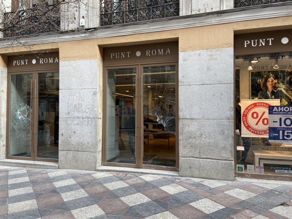 Escaparate con la puerta rota por un impacto. Escaparate con la puerta rota por un impacto.